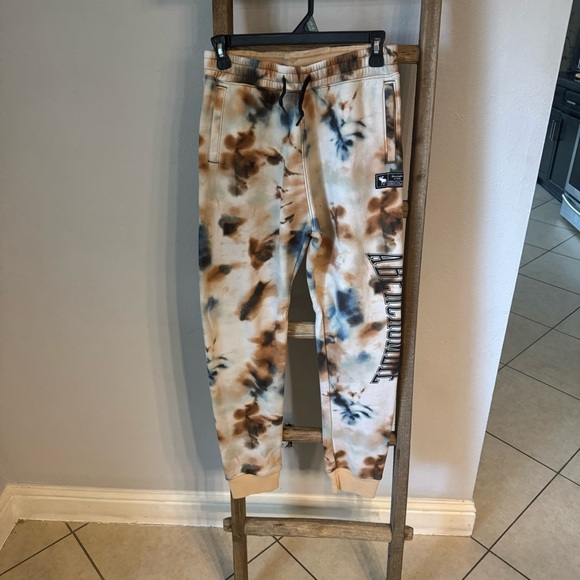 Abercrombie kids boys jogger fleece sweatpants 
Like new condition 
Size 15/16 - Picture 4 of 8